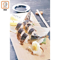 秋刀魚飯糰 $158（C）<br>餐廳的日本師傅從傳統飯糰中取得靈感，創作了方便食用的袖珍版本。在日本米飯上面鋪上用鹽和醬油燒熟的秋刀魚，食法較少見，以秋刀魚伴飯味道也不錯。