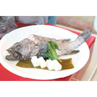 海鹽焗魚配沖繩豆腐<br>鹹香十足的魚肉配以當地嫩滑豆腐同吃，鹹鮮惹味質感豐富。