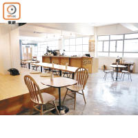 餐飲區選用日製木餐桌及椅子，布置簡潔。