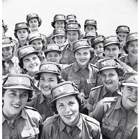 二次大戰時期，年輕女孩紛紛投身軍隊擔任救援工作，當時她們身穿有4個大口袋的軍服搭配及膝裙。