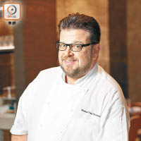 餐廳行政總廚Michael Van Warmelo曾在澳洲多間著名餐廳擔任主廚一職，喜歡以海產作菜，最注重食材的新鮮度。