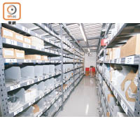 零件部倉庫比舊址可儲存更多更齊的原廠零件及配件。