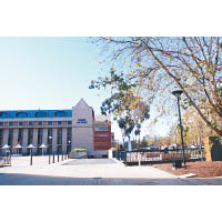 The University of Adelaide成立於1874年，是澳洲第三所最古老的大學。