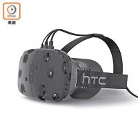 HTC Vive支援2,160×1,200解像度，表面有32個感應器，支援90fps顯示速度，畫質細緻。售價：$6,888（a）