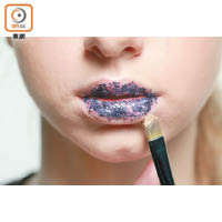 先混合唇膏與閃粉，以點印方式印於唇上，再用遮瑕霜修飾唇形。