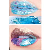 由晶石唇演化而成的唇妝有許多不同的版本，既有搶眼的螢光粉藍版本，也有不同質感的拼色版本。