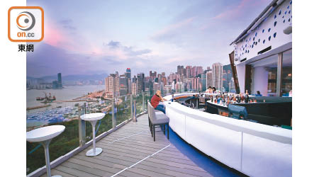 發光酒吧加上開揚的維港景色，入夜後氣氛更濃，不讓曼谷的Sky Bar專美。