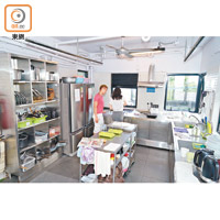 旅舍設有自助廚房，歡迎租客自備食材煮番兩味。