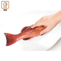 鮮魚魚肉富彈性，而野生捕獲的魚類身上不時帶有傷痕，較易辨認，少少瑕疵亦無損美味。