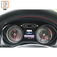 雙圈式儀錶板中間設有小屏幕，行車資訊清晰易讀。
