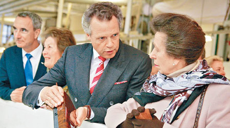 賓利汽車主席兼首席執行官Wolfgang Durheimer（右二）向英國安妮公主（右）講解手工製作車間的運作。