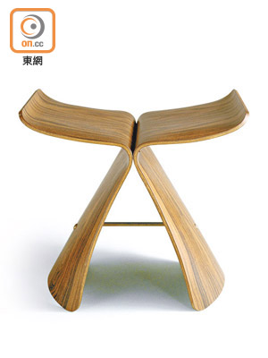 「蝴蝶椅」由兩塊對稱的木板屈曲成多個複雜的弧形，再配合美國設計師Charles Eames的合板技術製成，是紐約MoMA的永久館藏。