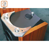 上層音箱可獨立移開，比起傳統一體式喇叭，更能杜絕音色干擾。