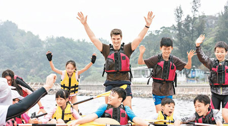 學生在「學習體驗週」到外地與當地人一同學習划艇，享受不一樣的學習經歷。