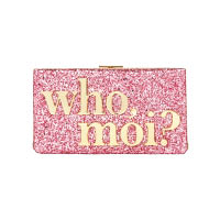 kate spade×Miss Piggy Holiday系列以其招牌粉紅色做主色，多款產品都印有其經典名句「who moi?」。