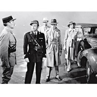 1942年電影《北非諜影》男主角堪富利保加的乾濕褸造型便成為一代經典。
