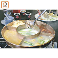 置中的日式清酒煮螺湯，先注入清酒點火，再放入冬瓜、螺及豬骨湯，有時會因應來貨而以蜆來代替。