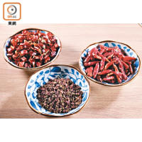 紅鍋內有不少辣椒組合，如重慶石柱紅、指天椒乾和青紅花椒等，令辣的層次更豐富。