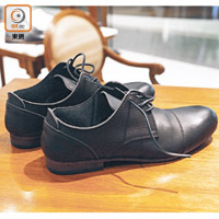 ARGIS Unlined Cap Toe Shoes $1,899<br>ARGIS是來自日本大阪的皮鞋品牌，鞋履採用較厚的牛皮製造，可以簡單配襯Smart Casual或西裝服飾，而且其設計有造舊效果及鞋形較Slim，所以很多客人都喜歡這個款式。
