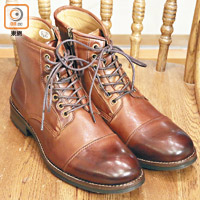 店員推介<br>RAD by RAUDi Side Zip Cap Toe Boots $1,799<br>RAD by RAUDi是日本神戶品牌RAUDi為HOAX特別打造，而這款中筒皮靴鞋身採用手染上色，穿久了會有較明顯色差效果，加上鞋側位置加入拉鏈設計，毋須鬆開鞋帶亦可以穿着。