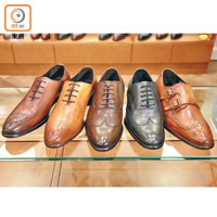 Calzoleria Toscana Brogue Oxford Shoes各 $2,799/對<br>意大利品牌Calzoleria Toscana是HOAX最新引入之品牌，它的鞋款顏色特別，鞋身可以做出類似木紋的顏色，而且更採用Vibram鞋底，鞋形輪廓夠尖，配襯西裝感覺很Grand。