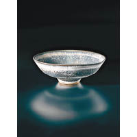 英國陶藝家Lucie Rie的《重要編織碗》，碗身的複雜細節體現了創作人的高超技法。（估價40~60萬港元）