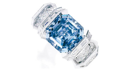 「蔚藍」鮮彩鑽重達8.01卡拉，戒指由卡地亞鑲嵌，估價為1,500萬至2,500萬美元。