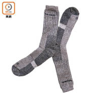 四肢骨折需由夾板固定患肢，可先用輕軟有彈力的襪子套在夾板上，以減低皮膚因接觸夾板而產生的不適。
