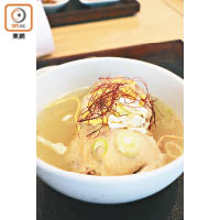 韓食體驗館教煮的人參雞湯味道清淡，糯米飯則吸收了雞及人參的精華，軟腍又入味。
