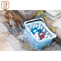冰涼泉水是大內宿的天然雪櫃，夠晒環保。波子汽水每樽￥180（約HK$12.6）。