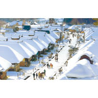 大內宿茅草屋整齊有序，冬天的景致比起白川鄉更有日本老舊村莊風味。
