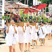 大內宿於不同季節都會舉行祭典，如在7月頭舉行的半夏祭，又稱「宵宮祭」。