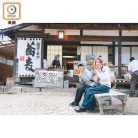 特地由東京來到會津的兩位少艾，異口同聲表示大內宿最吸引的是美味小吃，她們手執的乃鄉土小吃芋餅（讀音：Imomochi），每串售￥300（HK$21）。
