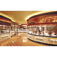 酒店內設有多間餐廳，其中奧旋自助餐帶來豐富的國際美食。