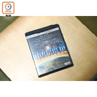 《天煞地球反擊戰：復甦紀元》4K UHD+BD雙碟版。<br>售價：$299（b）
