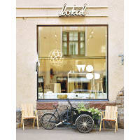 門前擺放了丹麥嬉皮村的Christiania單車作裝飾，吸引度不比店內的畫廊遜色。