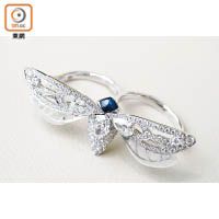 Cicada蟬白金戒指，鑲有1枚蛋面切割藍寶石（0.76卡）、3枚梨形鑽石（共1.21卡）、127枚鑽石（共0.99卡）及天然水晶石。 HK$39.7萬