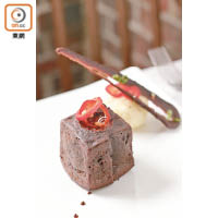 Spicy Chocolate Fondant $78 <br>加入辣椒製成的辣味心太軟，選用70%黑朱古力，不怕過甜，辛辣感屬輕微，味道過癮。