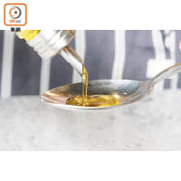 Ruby指每朝早飲1湯匙初榨橄欖油，可以成為內臟保護膜，增強防禦力。