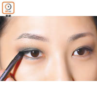 Step 5. 以平角掃沾上黑色眼線液，以虛線方式印出線條再延長眼尾。