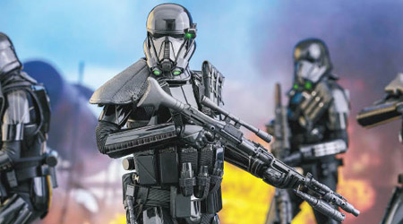 Death Trooper Specialist官階較一般兵種高，因此膊頭會繫上黑色護甲以資識別。1:6 Death Trooper Specialist豪華版售價：$1,580（預訂價：$1,530）（2017年第1至第2季推出）