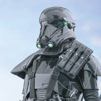 新版Death Trooper左眼旁特設LED掃描裝置。