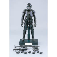 Death Trooper人偶的配件齊備，製作一絲不苟。<br>1:6 Death Trooper<br>售價：$1,380（預訂價：$1,330）（2017年第1至第2季推出）