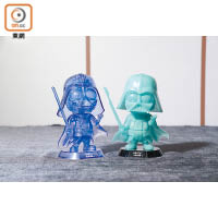 期間限定店有大量電影商品吸金，圖為全息影像版（左）與夜光版（右）Darth Vader，各售$138。