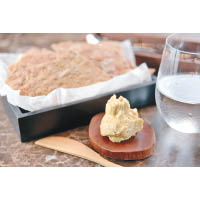 在北歐，刁草是常用香草，來到Frantzén's Kitchen，每枱客人都可享用到刁草做的薄餅作餐前小吃。