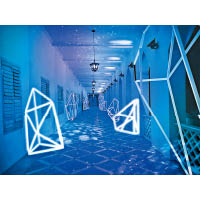 港務局大樓的燈飾以幾何圖形來設計，甚富特色。