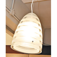 Campbell<br>由兩層燈罩組成的吊燈，紋理在白色與透明之間穿梭，配合磨沙表面，令光線變得更柔和。