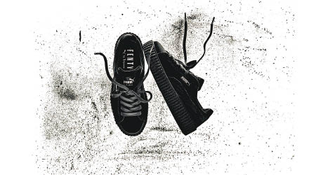 黑色天鵝絨球鞋提供男女裝尺碼。$1,190