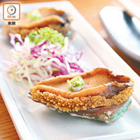 原隻日式磯燒鮑魚 $38<br>汁煮的鮮鮑魚配以山葵蛋黃醬，是開胃冷盤。