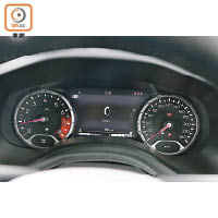 兩圈式儀錶板中央設3.5吋TFT小屏幕，為駕駛者提供各種相關的行車資訊。